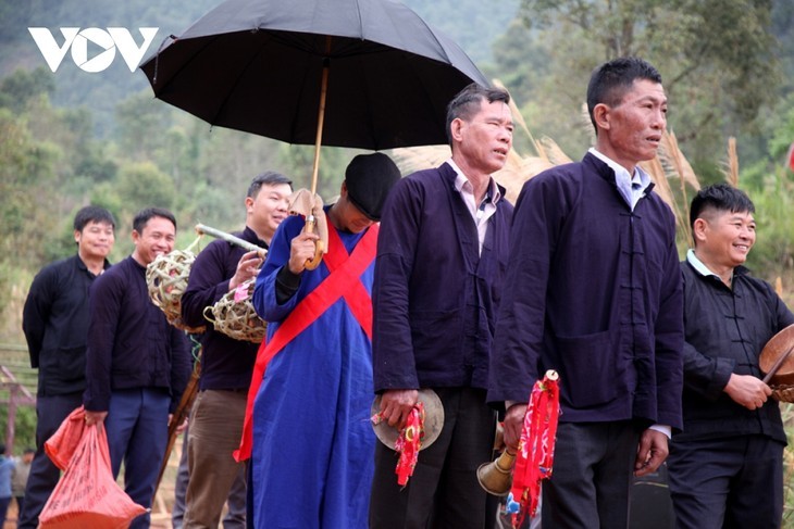 Uniknya Acara Menjemput Pengantin Perempuan dari Warga Etnis Minoritas Giay di Provinsi Lai Chau - ảnh 4