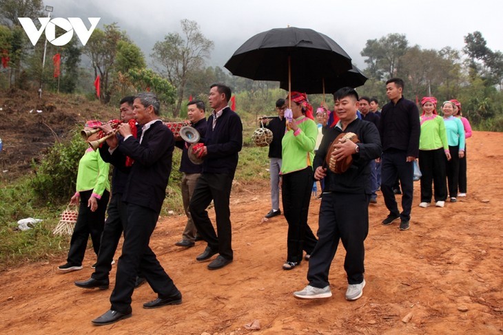 Uniknya Acara Menjemput Pengantin Perempuan dari Warga Etnis Minoritas Giay di Provinsi Lai Chau - ảnh 6