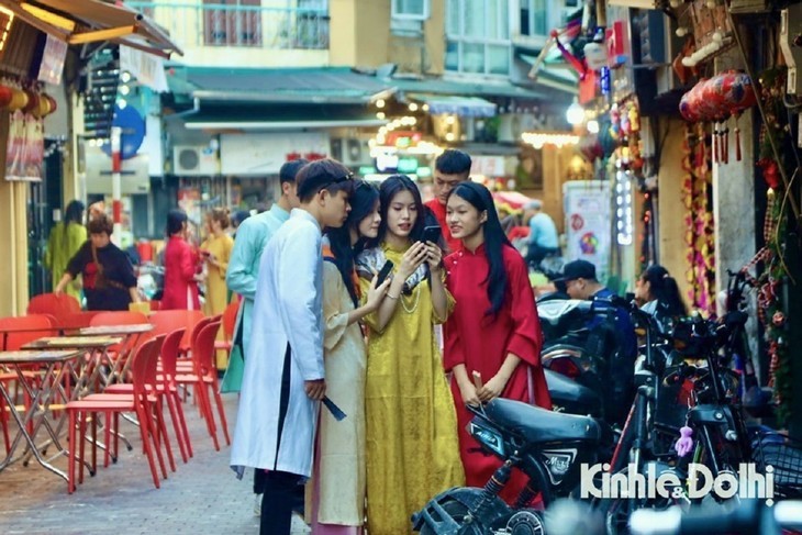 Ao Dai di Jalan pada Musim Semi - ảnh 3