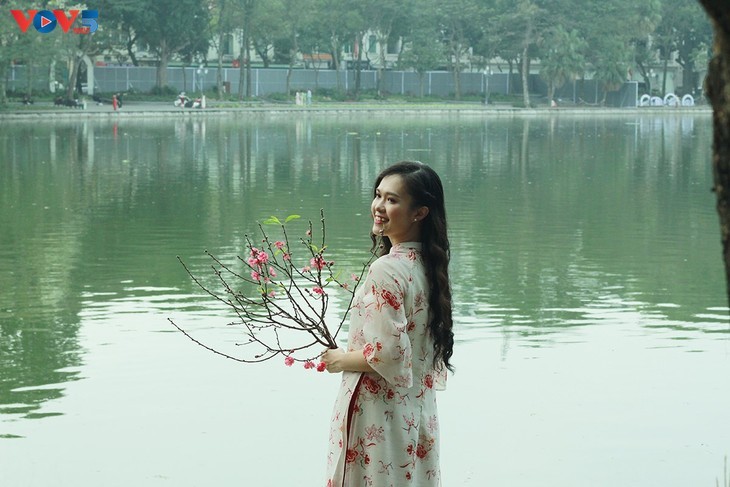 Ao Dai di Jalan pada Musim Semi - ảnh 2