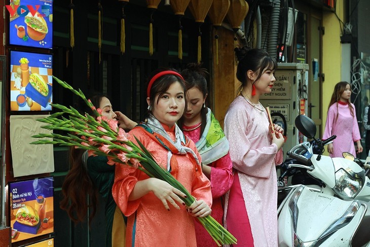 Ao Dai di Jalan pada Musim Semi - ảnh 6