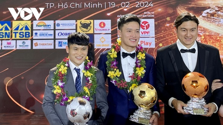 Hoang Duc, Kim Thanh Merebut Gelar Bola Emas Vietnam Tahun 2023 - ảnh 1