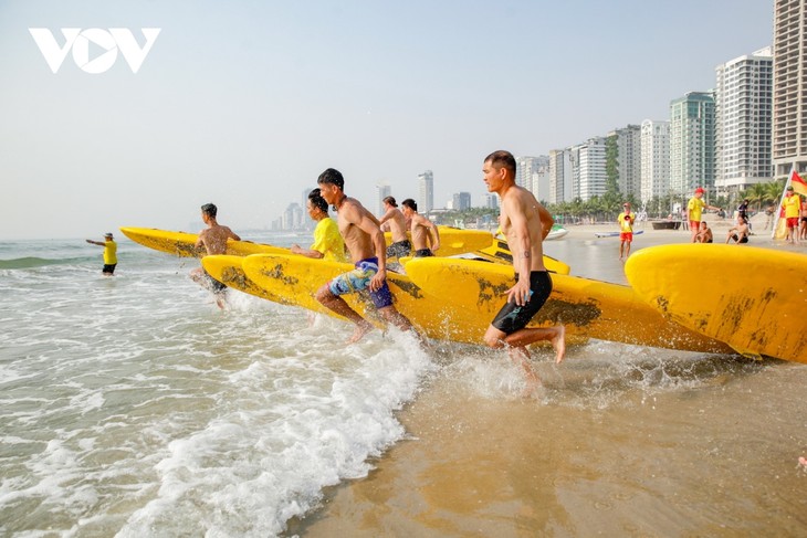 15 Tim Penyelamat Domestik dan Internasional Hadiri Kompetisi Penyelamatan Pantai Internasional di Da Nang - ảnh 1