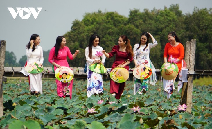 Sekitar 5.500 Perempuan Ikut Serta dalam Pawai Ao Dai di Festival Bunga Teratai Dong Thap - ảnh 1