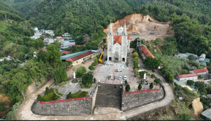 Menjamin Hak Kebebasan Berkepercayaan dan Beragama bagi Masyarakat Provinsi Hoa Binh - ảnh 2