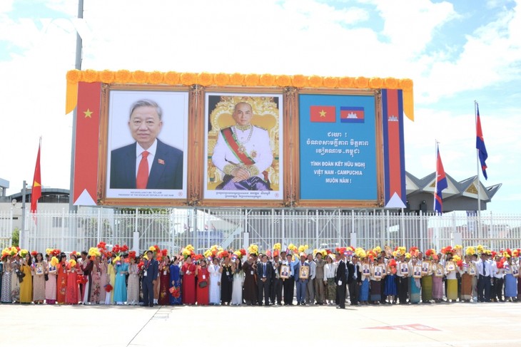 Presiden Vietnam, To Lam Tiba di Phnom Penh, Memulai Kunjungan Kenegaraan di Kerajaan Kamboja - ảnh 1