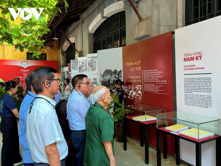 Pameran “Menyalakan Api Merah” untuk Berterima Kasih kepada Para Pahlawan dan Martir - ảnh 2