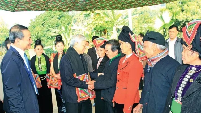 Sekjen Nguyen Phu Trong Hidup Selama-Lamanya di dalam Hati Warga Etnis Mong-Dao-Thai di Daerah Tay Bac - ảnh 1