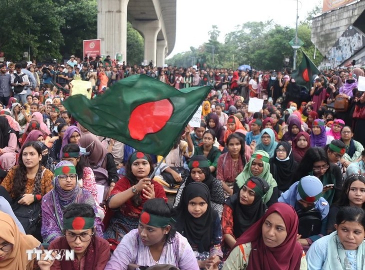 Bangladesh Hapuskan Peraturan Jam Malam dan Membuka Kembali Sekolahan dan Fasilitas Bisnis - ảnh 1