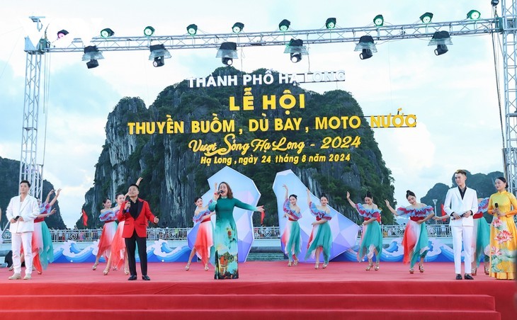 Menikmati Pertunjukan “Selancar Ombak” di Tengah Laut dan Langit Ha Long - ảnh 2