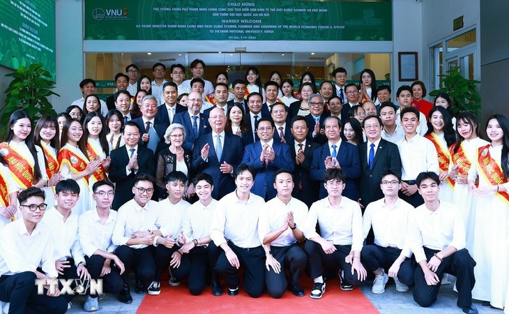 PM Vietnam, Pham Minh Chinh dan Pendiri Merangkap Presiden Forum Ekonomi Dunia Klaus Schwab Berinteraksi dengan Mahasiswa - ảnh 1