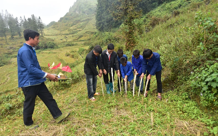 Warga Etnis Minoritas Phu La Selenggarakan Upacara Menyapu Bersih Hantu Desa - ảnh 2