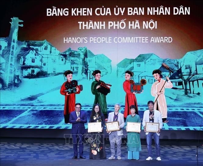 Penyampaian Penghargaan kepada 10 Film, Aktor, Sutradara Terkemuka pada Festival ke-7 Film Internasional Hanoi - ảnh 1