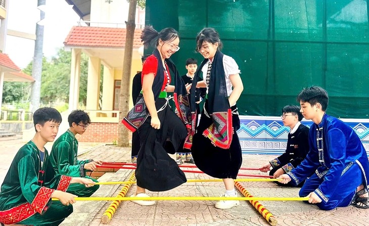 Membawa Tarian Tradisional Xoe Warga Etnis Minoritas Thai ke Sekolah-Sekolah di Provinsi Son La - ảnh 1