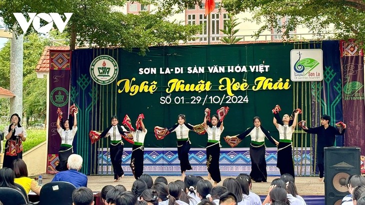 Membawa Tarian Tradisional Xoe Warga Etnis Minoritas Thai ke Sekolah-Sekolah di Provinsi Son La - ảnh 2