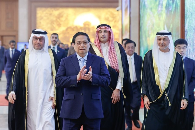 PM Vietnam, Pham Minh Chinh Menerima Para Dubes Uni Emirat Arab, Qatar dan Arab Saudi - ảnh 1