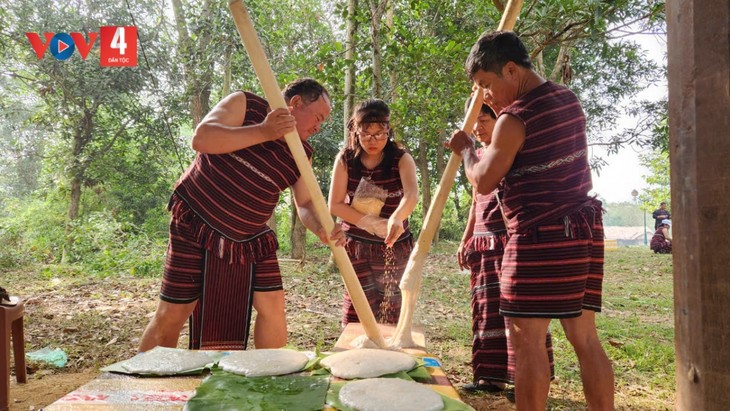 Upacara Sedekah Dewi Sayangva dari Warga Etnis Minoritas Cho Ro - ảnh 1