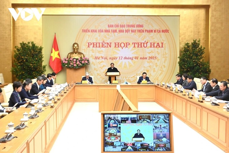 PM Vietnam, Pham Minh Chinh Memimpin Sidang ke-2 Badan Pengarah Urusan Penghapusan Rumah Sementara, Rumah Bobrok di Seluruh Negeri - ảnh 1