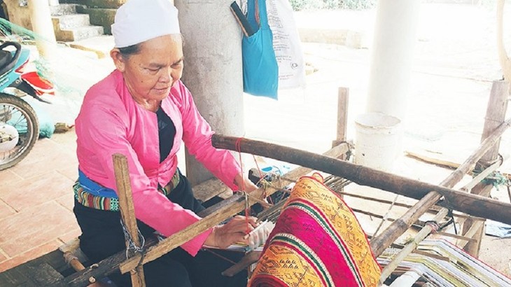 Uniknya Kain Ikat dari Masyarakat Minoritas Muong di Provinsi Hoa Binh - ảnh 1