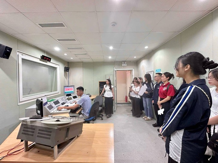 Peluang untuk Mengalami Praktek Bahasa Indonesia di VOV - ảnh 3