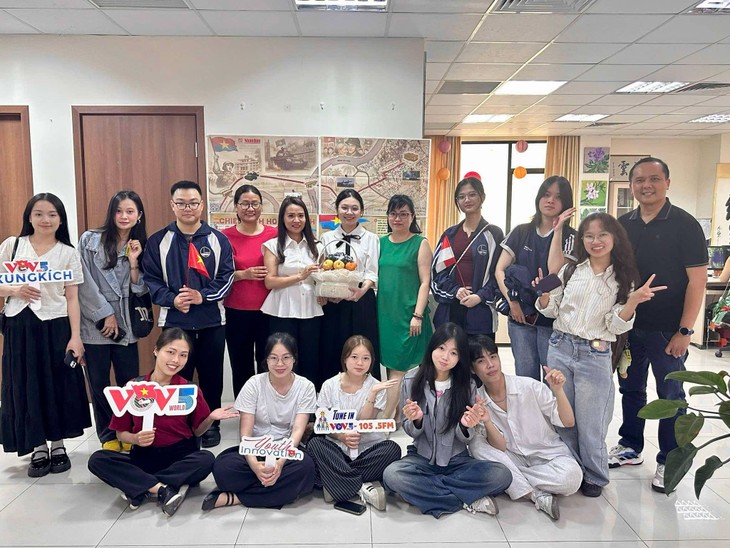 Peluang untuk Mengalami Praktek Bahasa Indonesia di VOV - ảnh 5