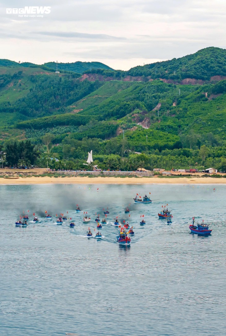 Festival Cau Ngu di Provinsi Binh Dinh: Keindahan Spiritual di Tengah Ombak Laut - ảnh 11