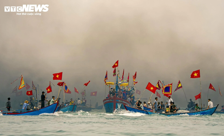 Festival Cau Ngu di Provinsi Binh Dinh: Keindahan Spiritual di Tengah Ombak Laut - ảnh 2
