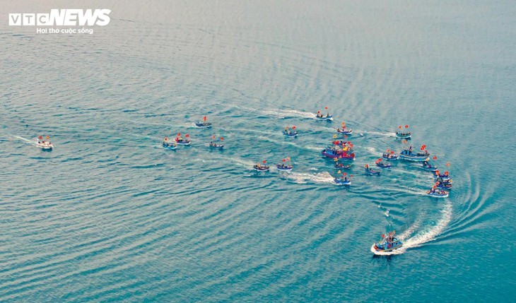 Festival Cau Ngu di Provinsi Binh Dinh: Keindahan Spiritual di Tengah Ombak Laut - ảnh 3