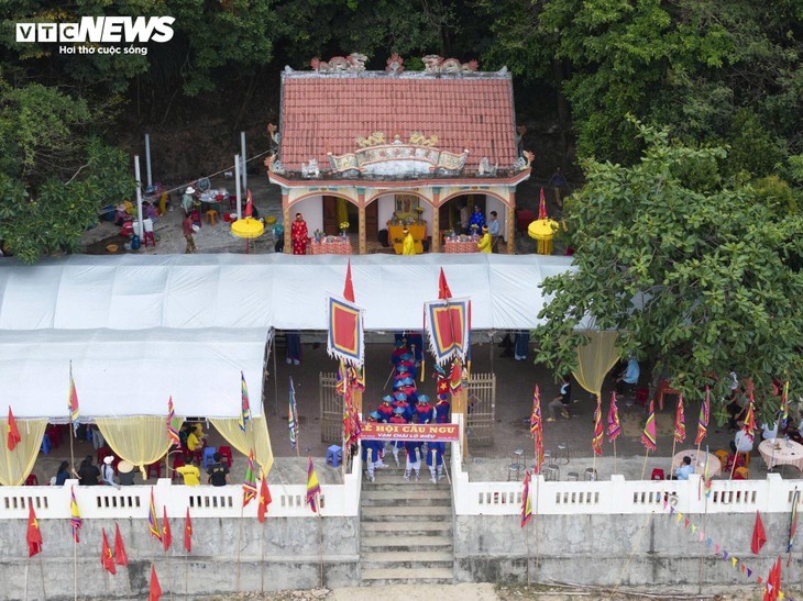 Festival Cau Ngu di Provinsi Binh Dinh: Keindahan Spiritual di Tengah Ombak Laut - ảnh 4
