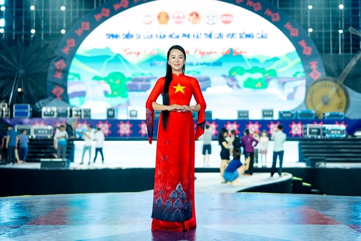 Perancang Busana Warga Etnis Minoritas Tay Menjaga “Jiwa” Kebudayaan Tradisional Melalui Busana Ao Dai - ảnh 1