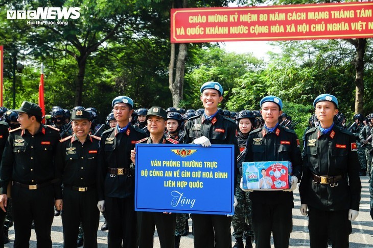 Cuaca Panas Terik di Musim Panas Tak Mampu Membakar Semangat Para Prajurit - ảnh 13