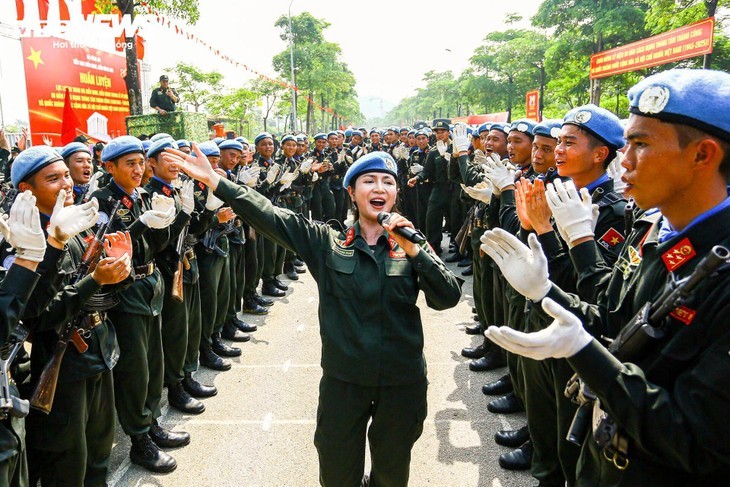 Cuaca Panas Terik di Musim Panas Tak Mampu Membakar Semangat Para Prajurit - ảnh 14