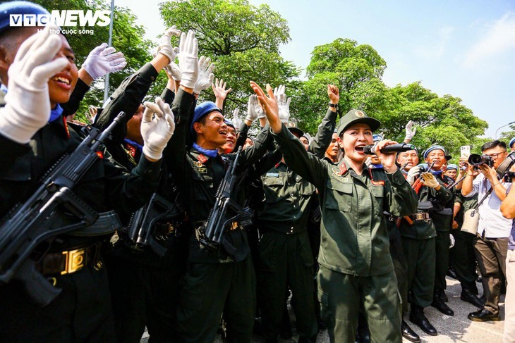 Cuaca Panas Terik di Musim Panas Tak Mampu Membakar Semangat Para Prajurit - ảnh 15