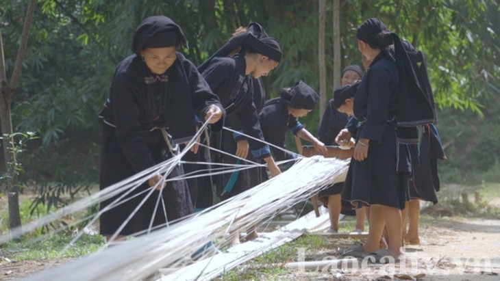 Masyarakat La Chi di Provinsi Lao Cai Melestarikan dan Mengembangkan Kerajianan Tradisional - ảnh 1