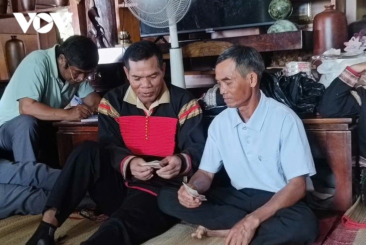 Keindahan Nilai Humanis dalam Upacara Pengangkatan Ibu dan Anak dari Masyarakat Etnis Minoritas E De - ảnh 2