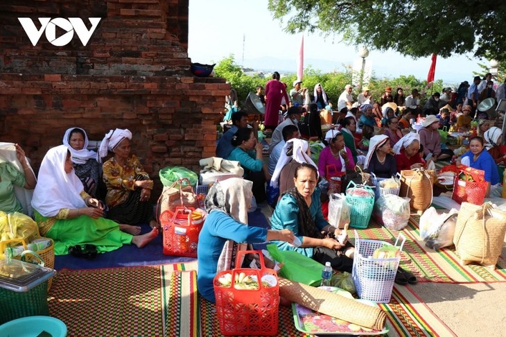 Upacara Ritual dan Festival Penting dari Masyarakat Etnis Minoritas Cham - ảnh 2