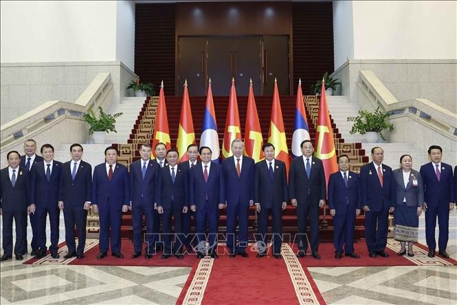Para Pemimpin Senior Vietnam-Laos: Hubungan Bilateral Merupakan Prioritas Utama dalam Kebijakan Luar Negeri - ảnh 2