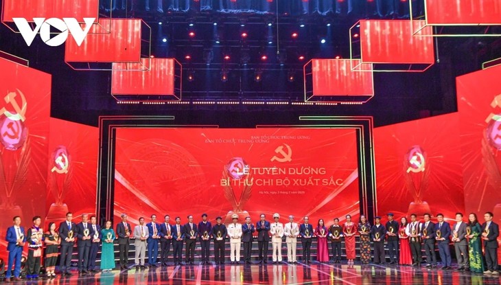 Penganugerahan Penghargaan kepada 96 Sekretaris Resor Partai yang Berprestasi dan Penghargaan Palu dan Sabit Emas ke-10 Tahun 2025 - ảnh 1