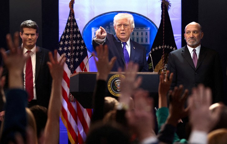 Presiden D.Trump Kritik Keputusan Mahkamah Agung, Menyatakan Tarif 10% Akan Tetap Berlaku - ảnh 1