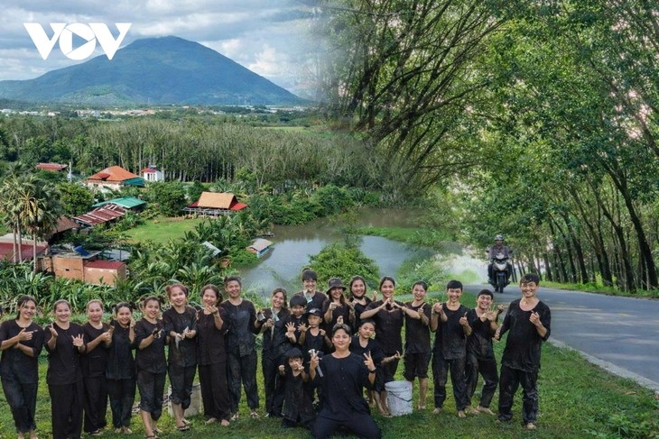 Tur Argowisata di Sekitar Gunung Ba Den - ảnh 3