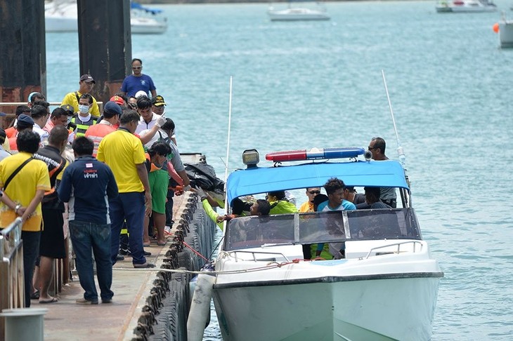 Thais fear 'no chance' of more survivors from tourist boat - ảnh 1