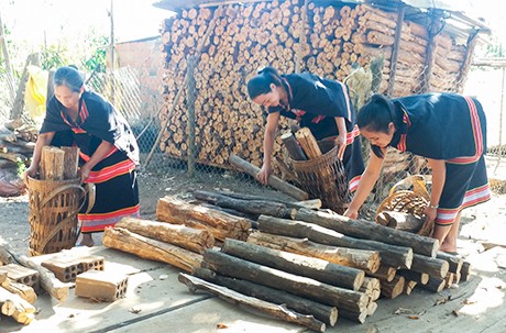 Wood, a treasured symbol of love by Gie Trieng women - ảnh 1