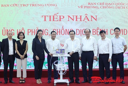 500 ventilators donated for COVID-19 fight - ảnh 1