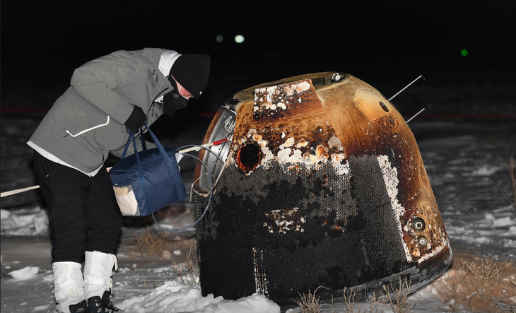 China's moon probe lands back on Earth  - ảnh 1