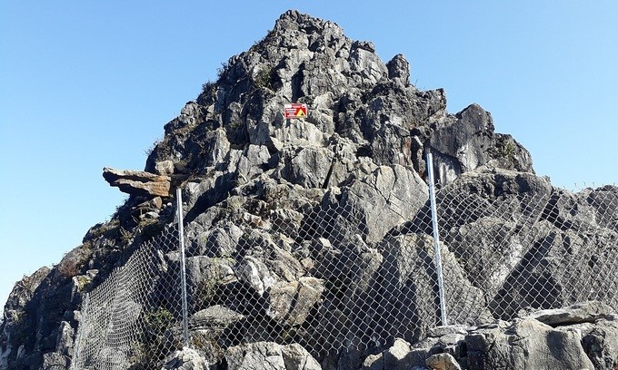 Northern Vietnam district bans tourists from cliff after non-fatal fall - ảnh 1