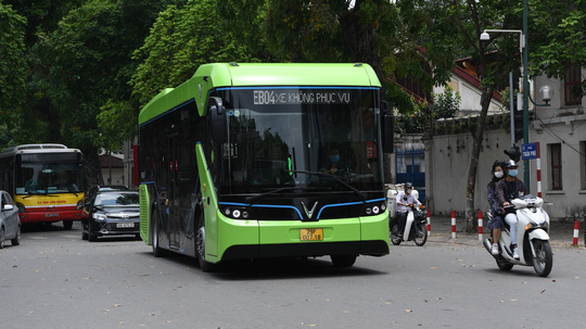 VinGroup’s electric buses run on Hanoi’s busy streets - ảnh 1