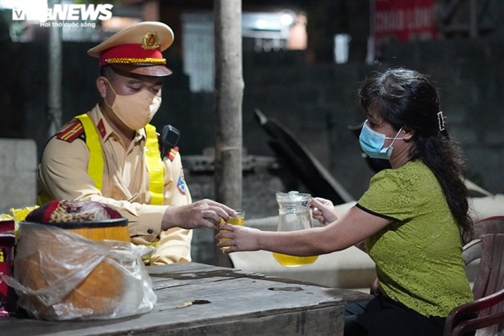 A working day of frontline forces at COVID-19 checkpoints - ảnh 10