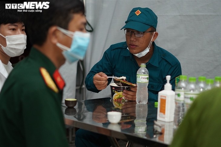 A working day of frontline forces at COVID-19 checkpoints - ảnh 2