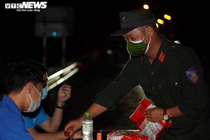 A working day of frontline forces at COVID-19 checkpoints - ảnh 4