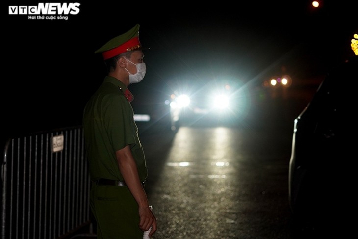 A working day of frontline forces at COVID-19 checkpoints - ảnh 5